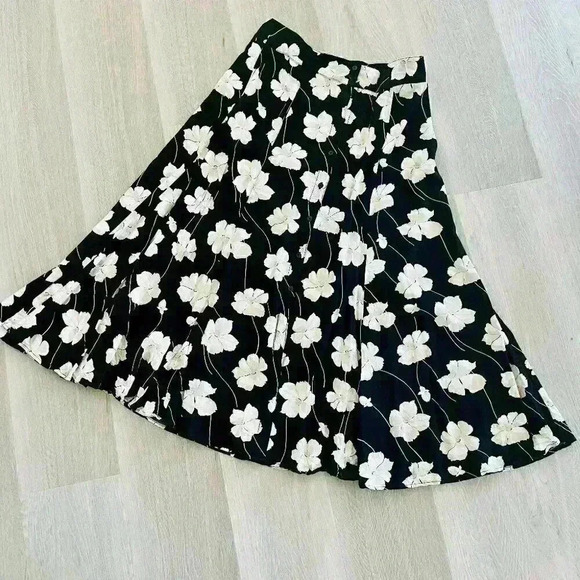 .*NWOT* Chaps Skirt by Ralph Lauren Size Medium - Picture 1 of 6